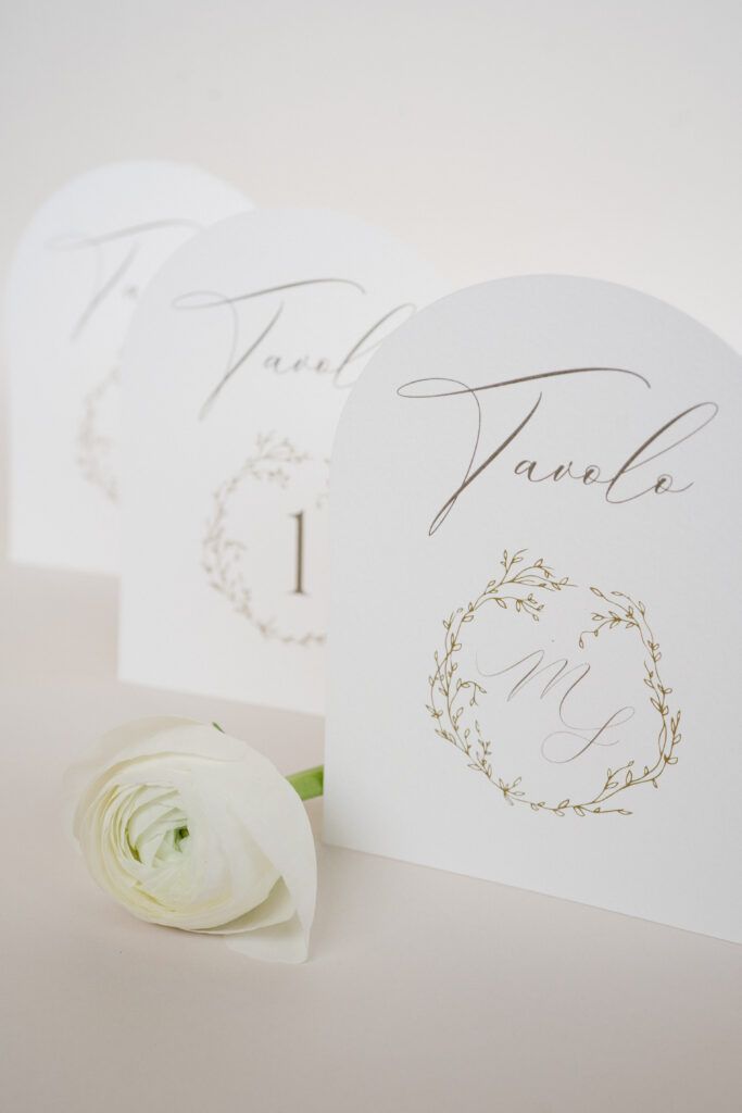 Segnatavolo Maddalena e Stefano, sui toni dell'oro e del bronzo