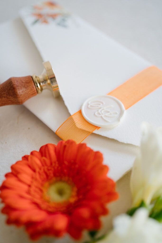 Partecipazione Matrimonio Verona Alex e Lisa, palette bianco e arancio